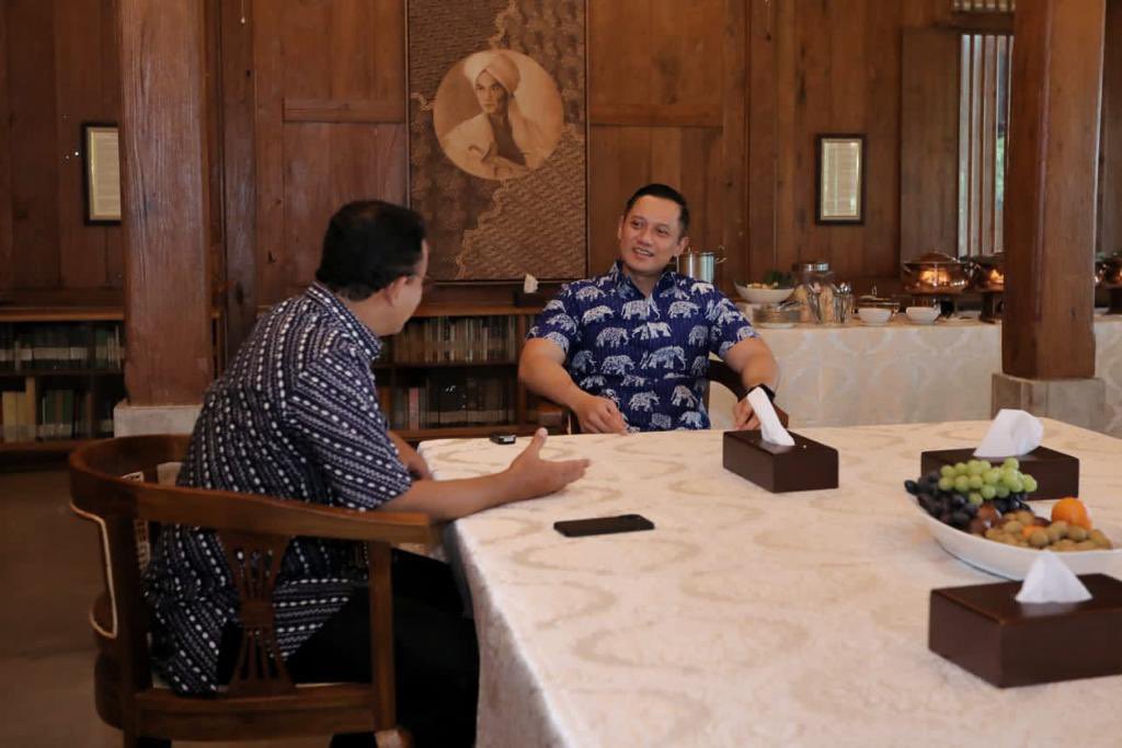 AgusYudhoyono's tweet photo. Sore hari kemarin (25/10), saya berkunjung ke kediaman sahabat saya, Mas @aniesbaswedan . Ini adlh kunjungan pertama saya ke kediaman beliau. Meski kami sdh sering bertemu, bertukar pikiran &amp; gagasan sebelumnya, namun silaturahmi kemarin sangat penuh rasa kekeluargaan. https://t.co/okxmnMhXN3