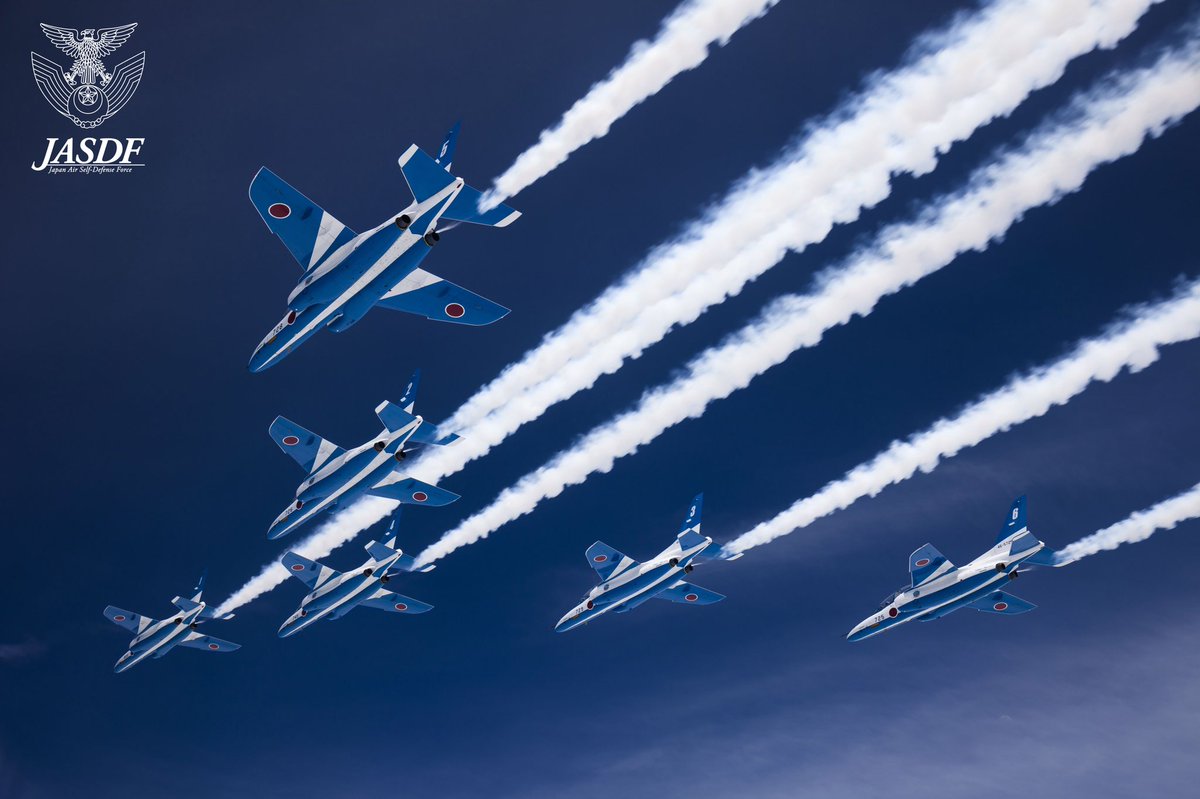 青い海 青い空 青い飛行機 ブルーインパルスの展示飛行が えぐい 泣きそう で超かっこいい Togetter