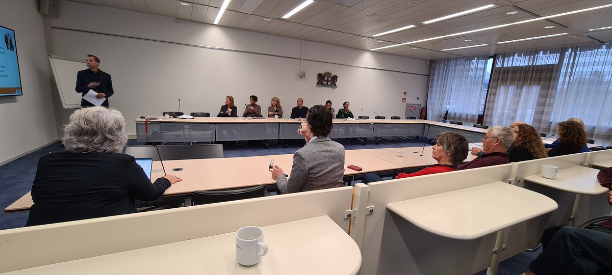 hpijper's tweet photo. Startoverleg in kader van de week tegen #geldzorgen in #amersfoort met vertegenwoordigers van gemeente en organisaties die hulp verstrekken zoals #voedselbank #leergeld #schuldhulpverlening #pactsamsam https://t.co/J45xw0eKyC