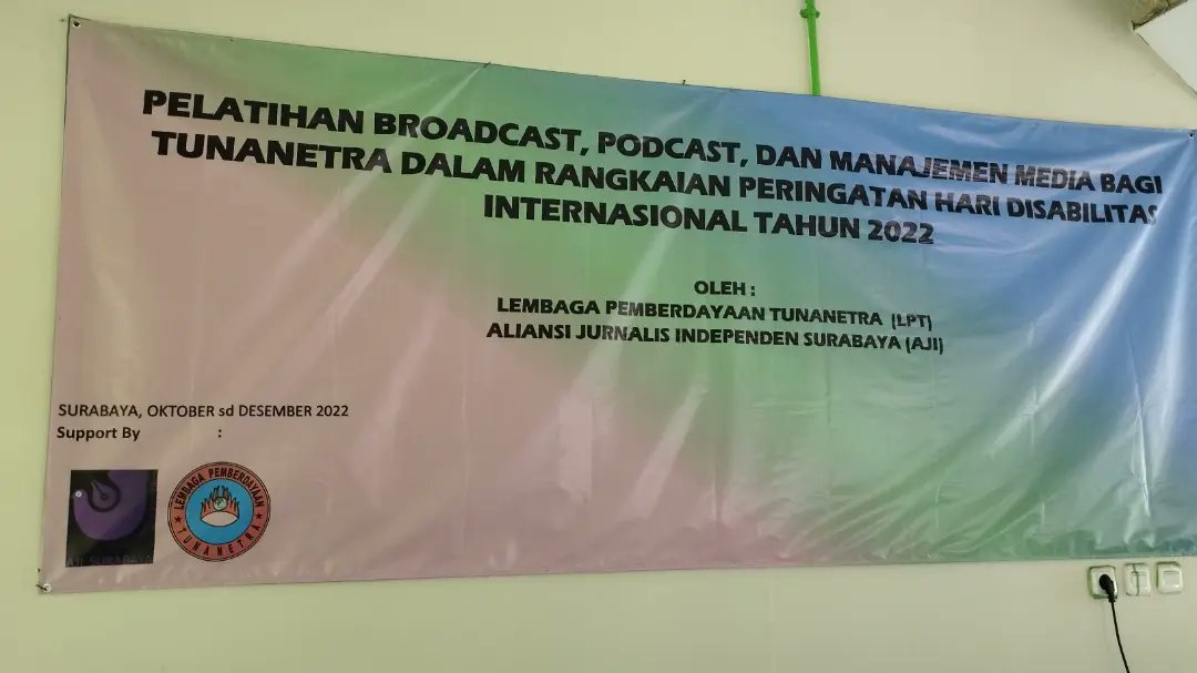 Keren sih ini. Konco² tunanetra dari Lembaga Pemberdayaan Tunanetra lagi belajar jurnalistik sbg persiapan mereka bikin media alternatif. Agenda ini menyambut Hari Disabilitas Internasional. Didukung <a href="/aji_surabaya/">AJI SURABAYA</a>