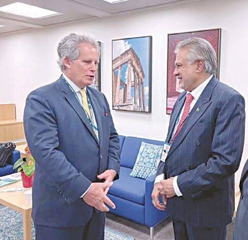 AajKamranKhan's tweet photo. ڈار صاحب کی بہترین سوٹ میں IMF حکام سے مسکراتی تصاویر اپنی جگہ ہماری معشیت کو سمجھنے والوں کے پسینے چھوٹ رہے ہیں زرمبادلہ کے زخائیر تیزی سے ختم ہورہے اب چار ہفتوں ضرورت بھر زخائیر بچے ہیں چھ ماہ میں زر مبادلہ زخائیر آدھے رہ گئےعالمی کریڈٹ ریٹنگ ایجنسیز خطرے کی گھنٹی بجا رہی ہیں https://t.co/Xh6NopzLPY