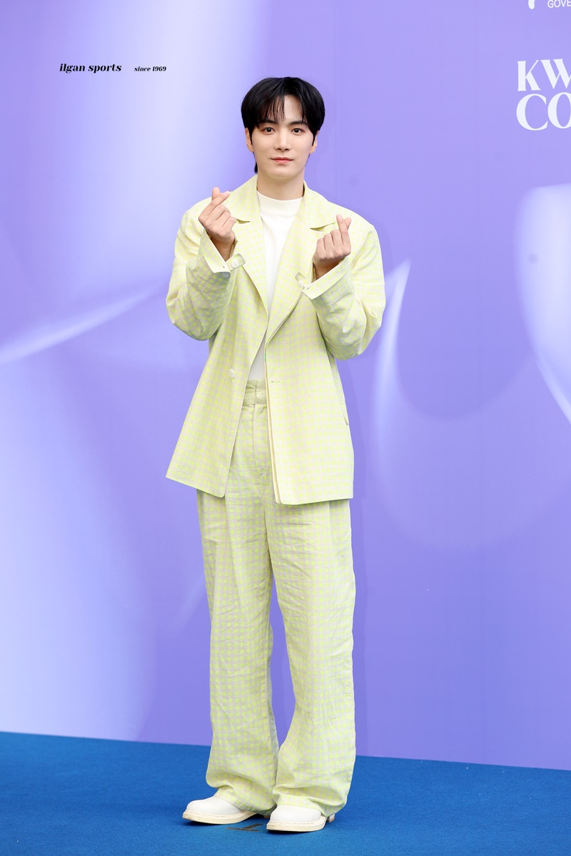 ilgansports's tweet photo. 221014 종현 서패위

종현이가 보내는 하트 받으세요🫰🏻🫰🏻

📸 https://t.co/tZeEKVRjI1

#김종현 #KimJongHyeon
#서울패션위크 #SeoulFashionWeek https://t.co/vZ6sUYvWzE