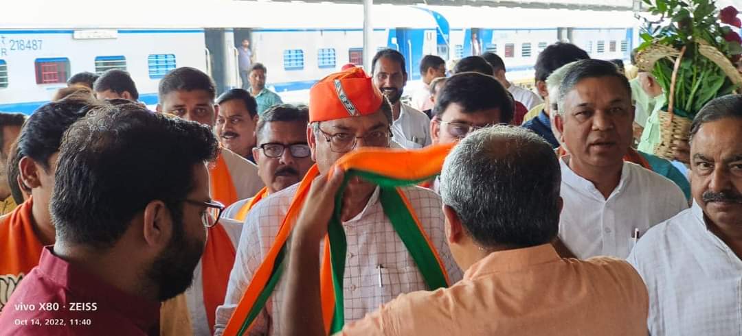smraoborli's tweet photo. आज #प्रदेशाध्यक्ष आदरणीय श्री @DrSatishPoonia जी का #अहमदाबाद प्रवास के दौरान रेलवे स्टेशन पर स्वागत किया।
माननीय #प्रदेशाध्यक्ष जी का अहमदाबाद की पावन धरा पर हार्दिक स्वागत एवम् अभिनंदन।
इस दौरान कई भाजपा कार्यकर्ता उपस्थित रहें।
#smraoborli #BJP #jalore https://t.co/6JZw7KYxqS