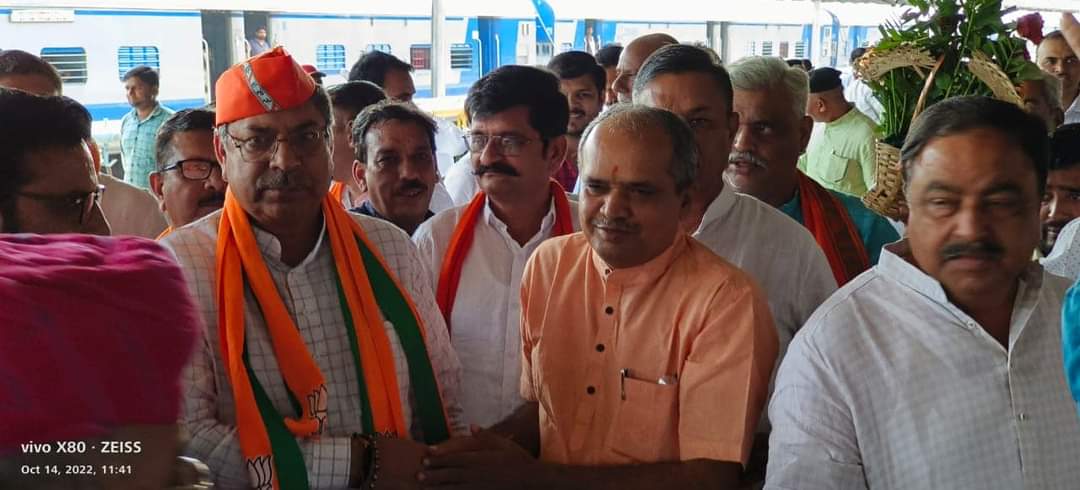 smraoborli's tweet photo. आज #प्रदेशाध्यक्ष आदरणीय श्री @DrSatishPoonia जी का #अहमदाबाद प्रवास के दौरान रेलवे स्टेशन पर स्वागत किया।
माननीय #प्रदेशाध्यक्ष जी का अहमदाबाद की पावन धरा पर हार्दिक स्वागत एवम् अभिनंदन।
इस दौरान कई भाजपा कार्यकर्ता उपस्थित रहें।
#smraoborli #BJP #jalore https://t.co/6JZw7KYxqS