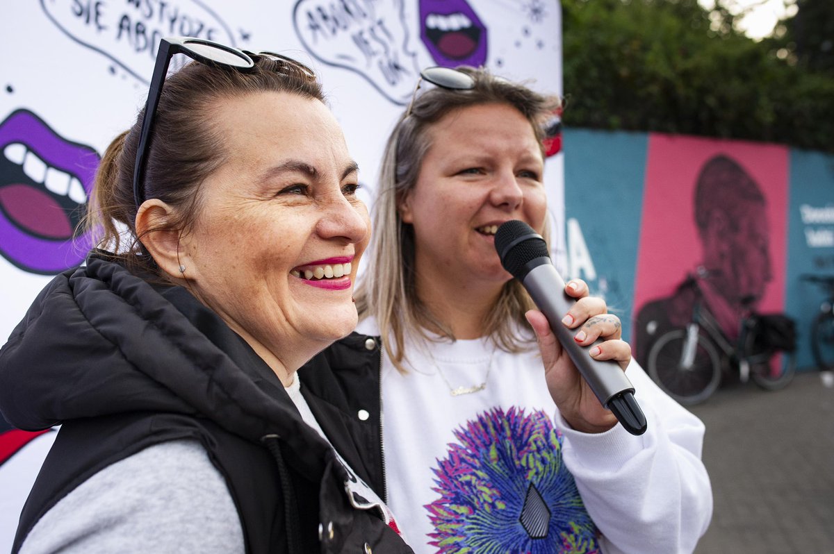 ⏰Hapoening NOW: #Poland #abortion activist back in court, facing imprisonment for helping woman access medication abortion. @hrw at courthouse today & following. 📣Stay tuned for updates. See aborcyjnydreamteam.pl/en/i-am-justyn… Background: hrw.org/news/2022/07/1… #IAmJustyna