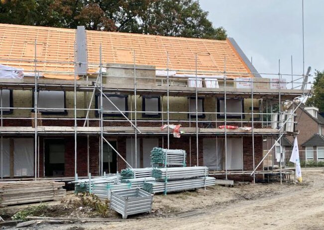 𝙃𝙤𝙤𝙜𝙨𝙩𝙚 𝙥𝙪𝙣𝙩 | 𝘿𝙤𝙢𝙢𝙚𝙡𝙚𝙣

Deze week werd het hoogste punt bereikt bij project 17 woningen ‘Dommelsquash’ in Dommelen. Onder het toeziend oog van opdrachtgever Keersop Projectontwikkeling, de wethouder en de toekomstige bewoners ging de vlag in de top!