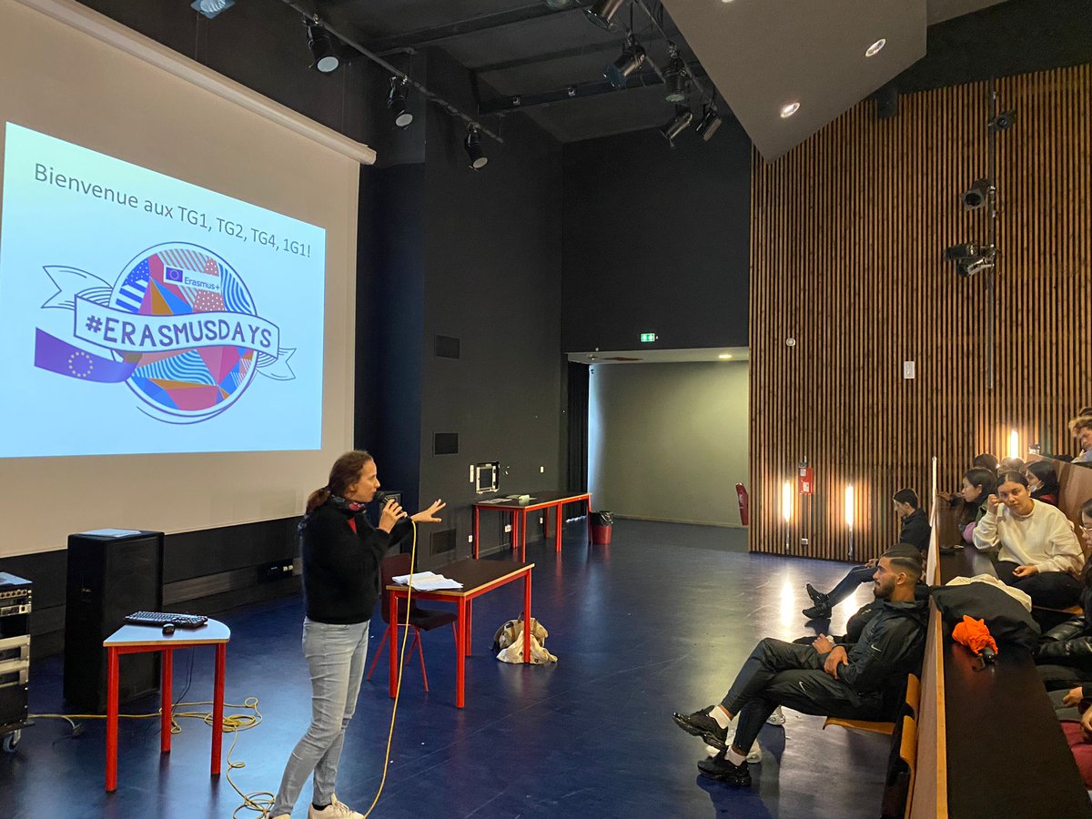 EsabacSuger's tweet photo. 🇪🇺 C'est parti pour les #ErasmusDays !

Ciné-débat en amphi autour du documentaire "Les enfants d'Erasmus"

Merci à Gabriela, étudiante Erasmus @UnivParis8 et aux élèves de Terminale #Esabac pour leur partage d'expérience !

Pour une culture européenne au @lycee_suger https://t.co/u1iwPMJtdh