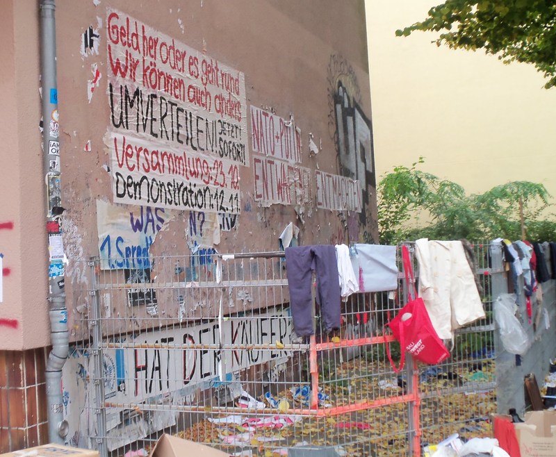 nk_12049's tweet photo. Geld her oder es geht rund. Wir können auch anders. Umverteilen! Jetzt! Sofort!
Versammlung 23.10. :https://t.co/NT8I6lPr1r
Demonstration 12.11 https://t.co/nKeDJOEYHk
Infowand #Schillerkiez #Neukölln #Preisproteste #Umverteilen #b1211 https://t.co/meMvAxqr3F