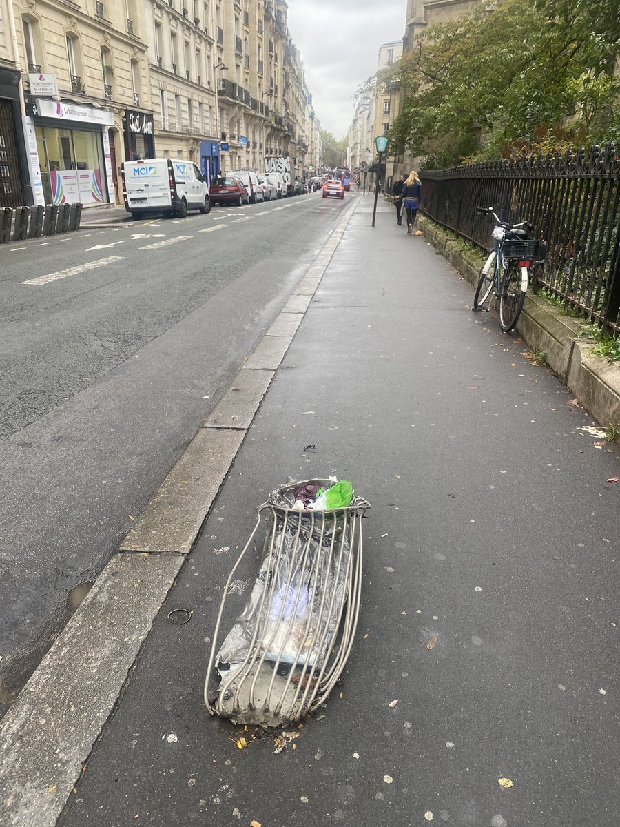 Un mobilier urbain de qualité à #saccageparis - ou le concept de la poubelle crêpe…
