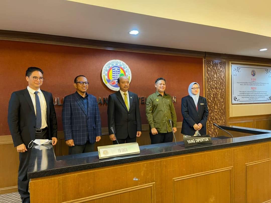 NaiduTerence's tweet photo. [Admin] Kemungkinan besar satu-satu ya tugas terakhir saya sebagai ADUN N55, penggal ke 14! Selamat menjalankan tugas Yang Dipertua Majlis Perbandatan Teluk Intan baru, En. Mohd Hizaz Bin Mohd Ibrahim! https://t.co/p5wo33CI1V
