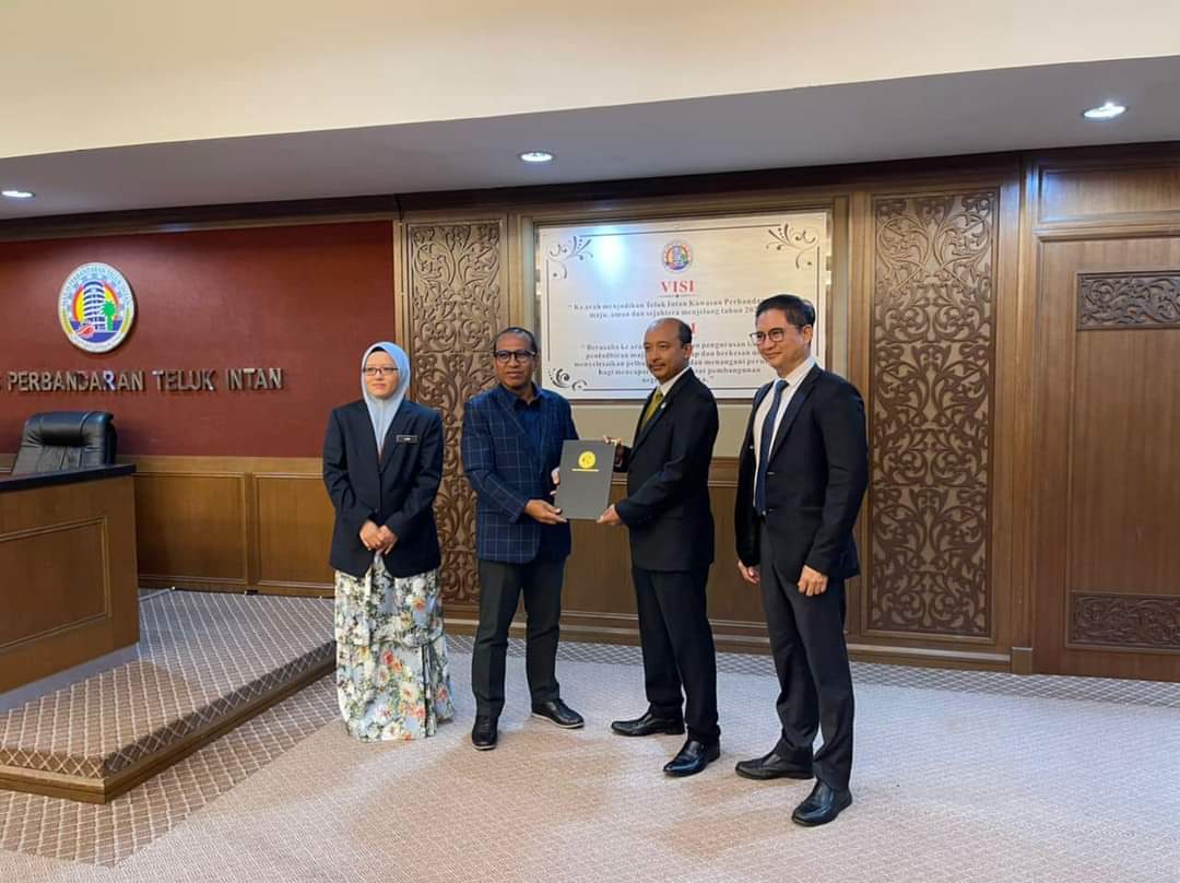 NaiduTerence's tweet photo. [Admin] Kemungkinan besar satu-satu ya tugas terakhir saya sebagai ADUN N55, penggal ke 14! Selamat menjalankan tugas Yang Dipertua Majlis Perbandatan Teluk Intan baru, En. Mohd Hizaz Bin Mohd Ibrahim! https://t.co/p5wo33CI1V