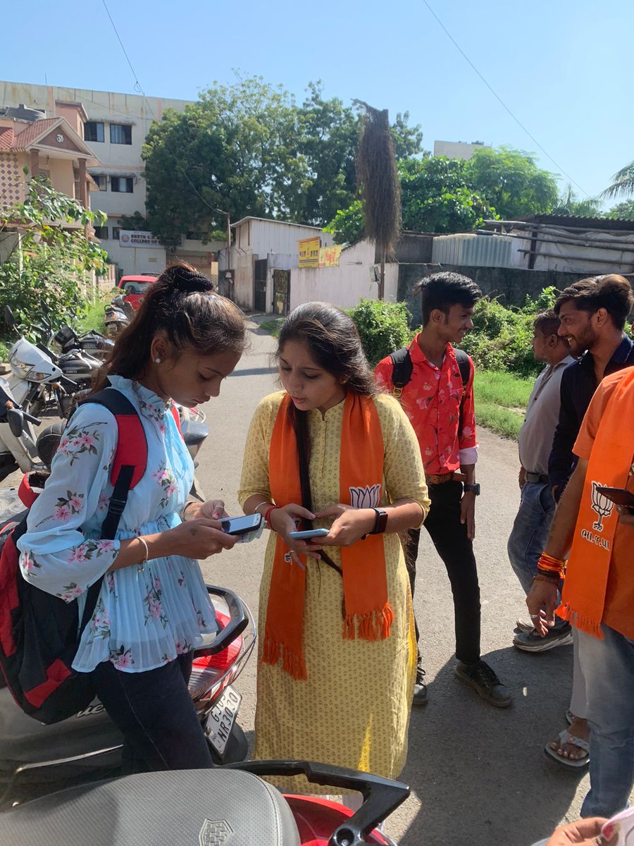 BhavikaGhoghari's tweet photo. દેશના યશસ્વી વડાપ્રધાન શ્રી @NarendraModi જીના નેતૃત્વથી પ્રેરિત થઈ @BJYM4Gujarat દ્વારા પ્રારંભાયેલા #MyFirstVoteForModi અભિયાનમાં સુરત મહાનગર ખાતે વોર્ડ નં-૬ કતારગામ યુવામોર્ચા દ્વારા અલકાપુરી બરફીવાલા કોલેજ ખાતે યુવાઓને જોડવાની સાથે સંવાદ સાધી @manish_singhIND @vinod_moradiya https://t.co/2m9Kdydi44