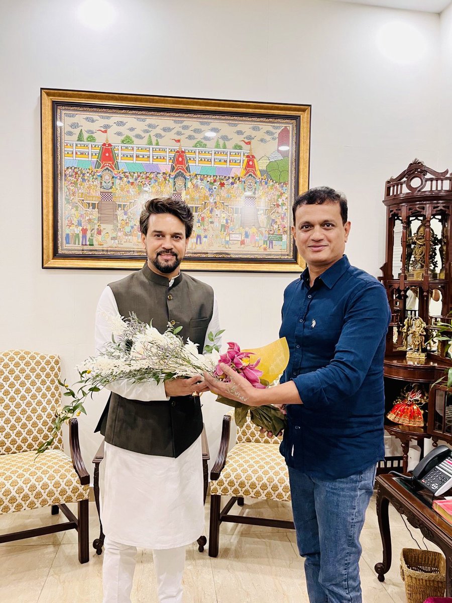 ianuragthakur's tweet photo. I met @hombalefilms team and wished them success for their film #Kantara. Also listened to their ideas to make India film hub of the world.

@VKiragandur @ChaluveG @Karthik1423 https://t.co/CrOBhhHRnP