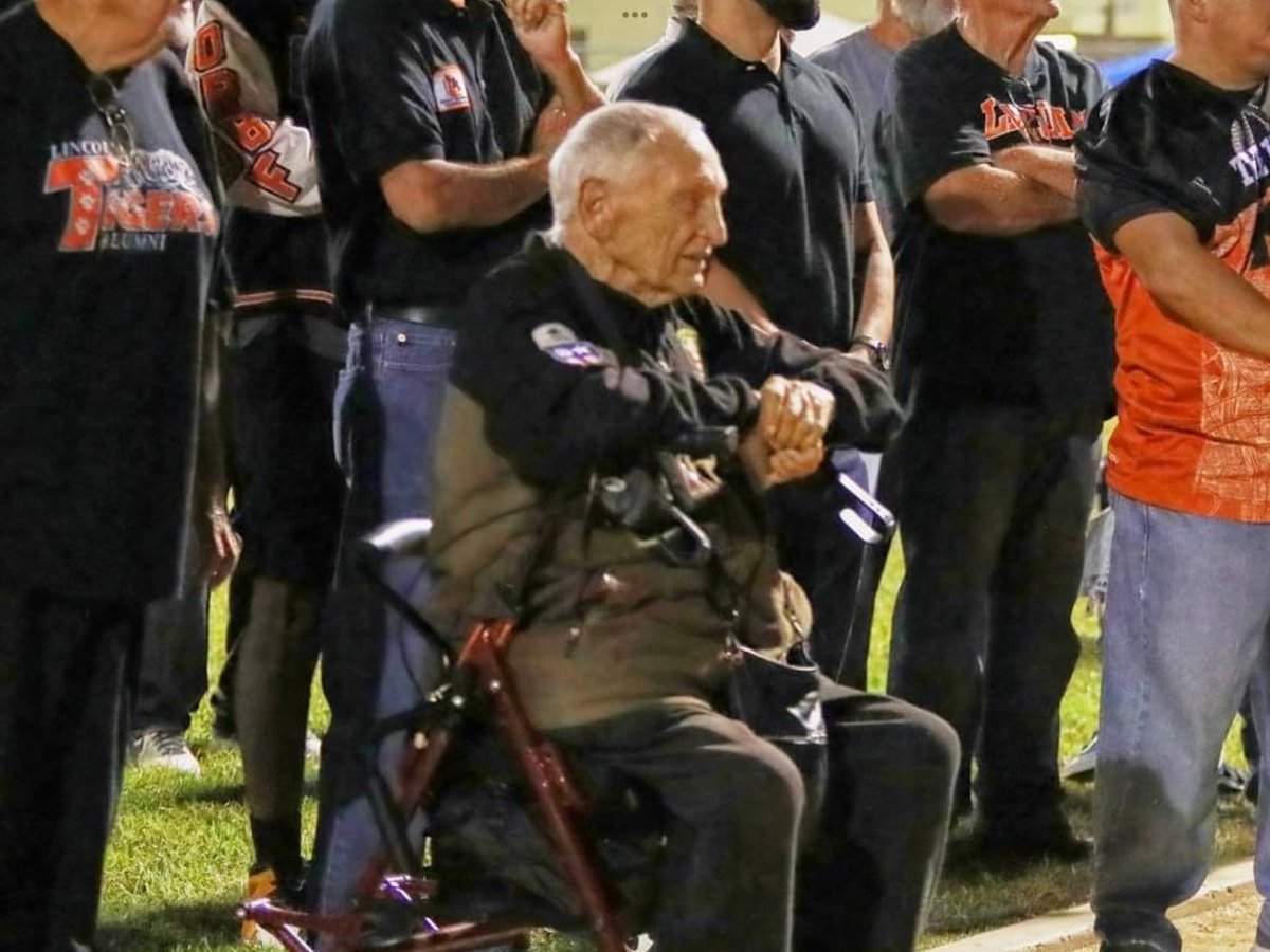 LincolnFB_'s tweet photo. It was a memorable Kenny Washington Memorial Game (XI), highlighted by a 54-0 win over Marshall, &amp; the honoring of the great Tony Kochinas (sitting), on the KWSF Tiger Century Team.
#KennyWashingtonMemorialGame #LincolnFootball #LincolnTigers #TonyKochinas #CIFLACS @lincolntigers https://t.co/Am1xigPGpy