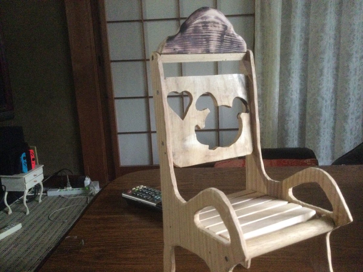 boxdoll_6's tweet photo. キャラクター感あるやつ送られてきた。
それより後ろの歩き出しそうな机が気になる。

 #6号父試作品 https://t.co/0uicpj86lt