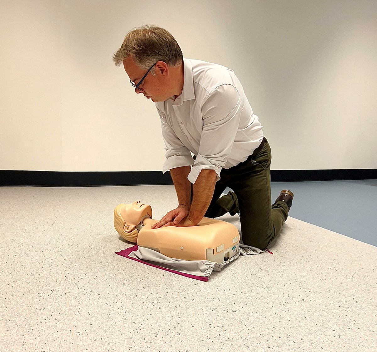 People across Tayside and Fife are being urged to give five minutes today to learn CPR ❤️ 

<a href="/UoDHealthSci/">School of Health Sciences, University of Dundee</a> and <a href="/UoDMedicine/">UoD Medicine</a> are offering free training at:
🔵 <a href="/dusadundee/">Dundee University Students' Association (DUSA)</a> 
🔵 <a href="/Overgate/">Overgate</a>, Dundee
🔵 <a href="/mercatshopping/">Mercat Shopping</a>, Kirkcaldy

For times and info 👉 buff.ly/3CLNCNO