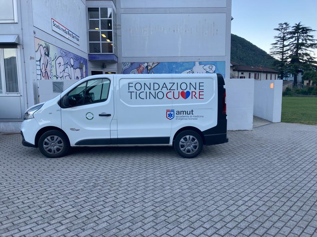 ticinocuore's tweet photo. ❤️ In diverse scuole in #Ticino sono ricominciati i corsi #BLSDAE per gli allievi della IV media: i ragazzi possiederanno così le nozioni per #salvareunavita, senza aver paura di agire in caso che un loro conoscente avesse un #arrestocardiaco. #defibrillatore #cpr #soccorso https://t.co/81CrLZ2tAc