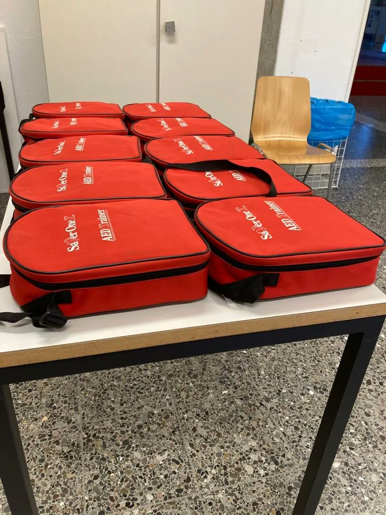ticinocuore's tweet photo. ❤️ In diverse scuole in #Ticino sono ricominciati i corsi #BLSDAE per gli allievi della IV media: i ragazzi possiederanno così le nozioni per #salvareunavita, senza aver paura di agire in caso che un loro conoscente avesse un #arrestocardiaco. #defibrillatore #cpr #soccorso https://t.co/81CrLZ2tAc