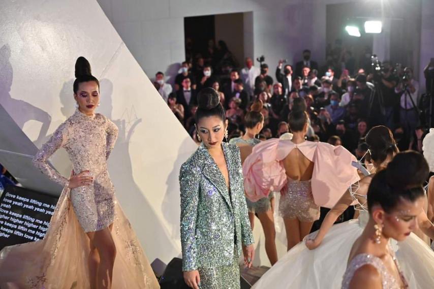 starhuntabscbn's tweet photo. LOOK: @amandaazamora modelling for Michael Leyva during his 10th anniversary fashion show at the National Museum of Natural History! ✨ https://t.co/MD2AfzAVIB
