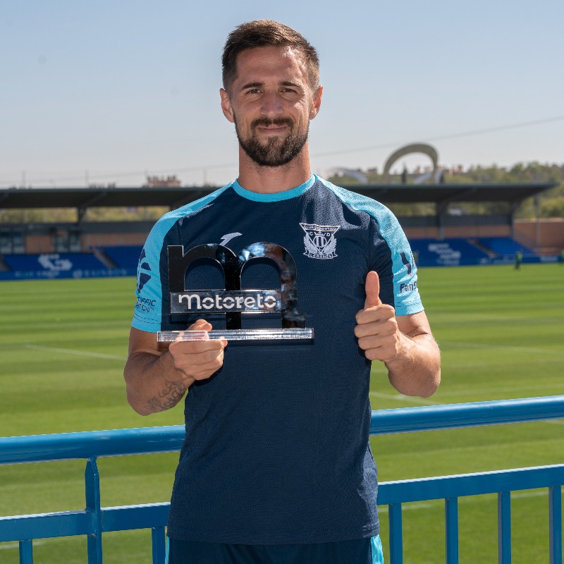 CDLeganes's tweet photo. 🏃🏻 ¡Que alguien pare a este hombre! 😂

🏆💨 @JorgeMiramon se lleva el #TrofeoMotoreto @motoreto_ al jugador con más kilómetros de septiembre.