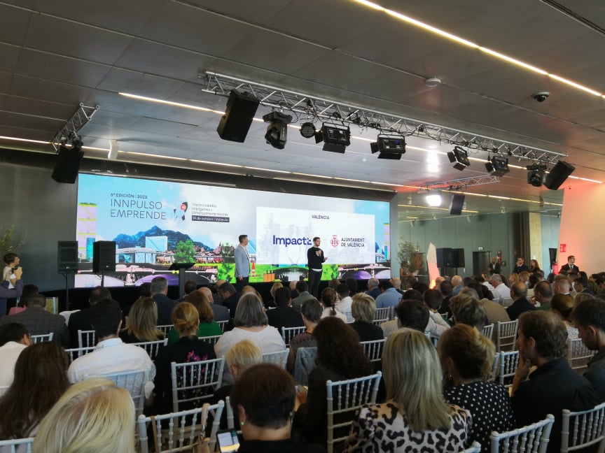 vlcinnovation's tweet photo. "En @urbanimpacte parlem d'innovació i tecnologia pròpia capaç de simular models energètics per a tota una ciutat, amb agilitat i precisió, utilitzant els recursos locals, mobilitzant a la ciutadania, per a millorar la vida de totes les persones", @Carpragi en #innpulsoemprende22 https://t.co/ulF8mUeeYv