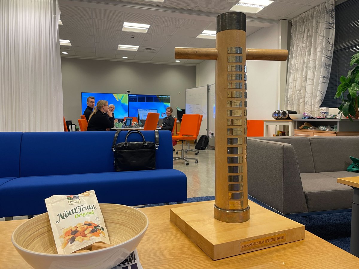 💫<a href="/ihkuallianssi/">ihkuallianssi</a> voitti eilen Suomen #infra -alan "Nobelin" eli Ison Tömpän <a href="/mank_ry/">MANK ry</a> Maarakennuspäivillä 🎉 Olemme innoissamme ja kiitollisia palkinnosta, sillä työtä on tehty paljon ihkulaisten toimesta 🙏 Tänään Iso Tömppä kotiutui jo #ihku'n bigroomille. #kustannuslaskenta