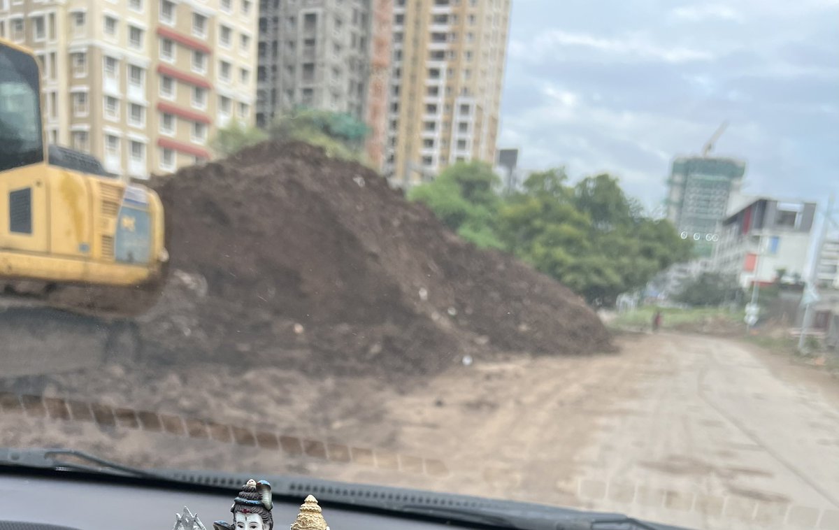 RahulGoyal2911's tweet photo. @Riverdale_Pune Do you see any problem here for the residents of Nyati Elysia and your own Riverdale Heights ? Your way of construction has made this Riverview Road and nearby area complete messy. please get this sorted. @PMCPune @IndiaSwatch https://t.co/IizQctlFZn