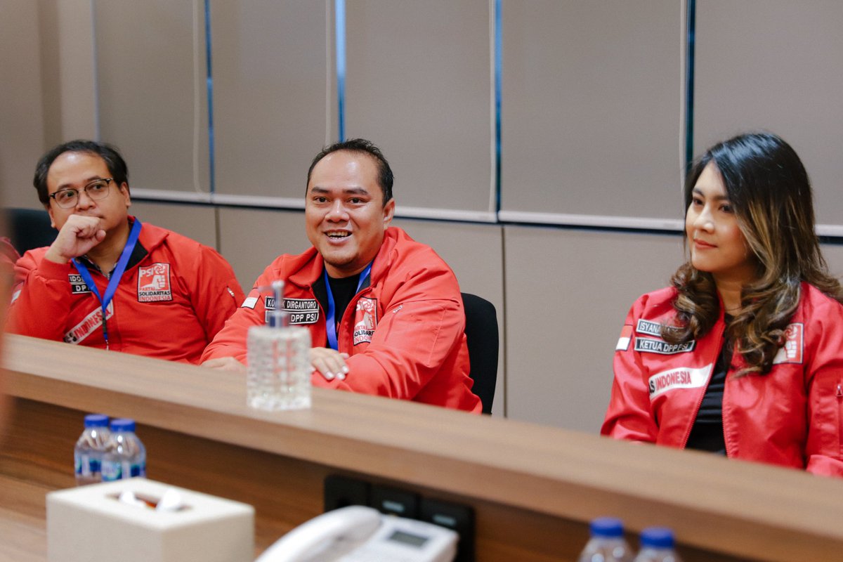 sigitwid's tweet photo. Yang tersisa dari pertemuan Bro dan Sis PSI dengan Saudara-saudara PAN kemarin.

Akrab di tengah perbincangan yang serius.

@psi_id @Official_PAN https://t.co/ZjilPCEtdJ