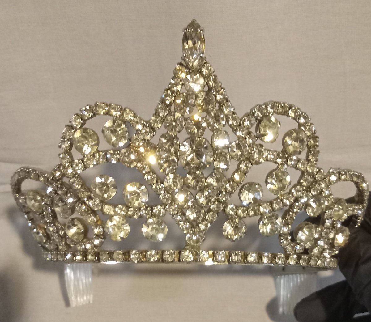 RosslandMuseum's tweet photo. This #WhatsItWednesday tiara would have graced the head of Rossland royalty, but can you guess who?
*Note: We are asking for a type of person, not a specific name!
Artifact Number: 1987.51.1a
#MysteryObject #CollectionExploration #CuriosityCabinet https://t.co/a2iKTfOmHu