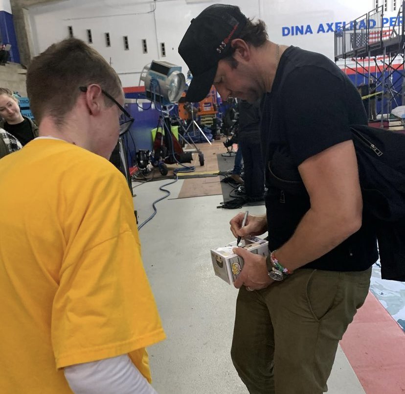 krasinskiupdate's tweet photo. John Krasinski with Fans on set of "IF" https://t.co/XBpQ0ffj2J