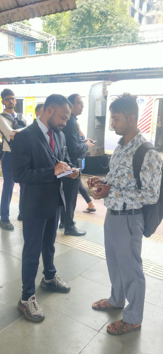 srdcmmumbaicr's tweet photo. Intensive Ticket checking Drive on 13/10/2022 at 𝐌𝐮𝐥𝐮𝐧𝐝, along with @RPFCRBB 

"𝐖𝐞 𝐚𝐩𝐩𝐞𝐚𝐥 𝐭𝐨 𝐚𝐥𝐥 𝐩𝐚𝐬𝐬𝐞𝐧𝐠𝐞𝐫𝐬 𝐭𝐨 𝐭𝐫𝐚𝐯𝐞𝐥 𝐨𝐧 𝐚 𝐯𝐚𝐥𝐢𝐝 𝐭𝐢𝐜𝐤𝐞𝐭."
@Central_Railway @drmmumbaicr https://t.co/yI7ruMvWl6