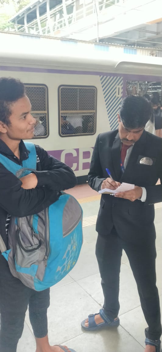 srdcmmumbaicr's tweet photo. Intensive Ticket checking Drive on 13/10/2022 at 𝐌𝐮𝐥𝐮𝐧𝐝, along with @RPFCRBB 

"𝐖𝐞 𝐚𝐩𝐩𝐞𝐚𝐥 𝐭𝐨 𝐚𝐥𝐥 𝐩𝐚𝐬𝐬𝐞𝐧𝐠𝐞𝐫𝐬 𝐭𝐨 𝐭𝐫𝐚𝐯𝐞𝐥 𝐨𝐧 𝐚 𝐯𝐚𝐥𝐢𝐝 𝐭𝐢𝐜𝐤𝐞𝐭."
@Central_Railway @drmmumbaicr https://t.co/yI7ruMvWl6