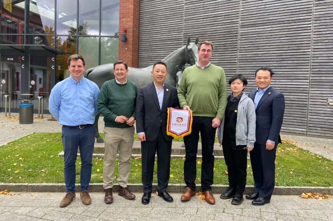 CRAchinaracing's tweet photo. A visit to the famous Hannoveraner Verband by Chinese delegates https://t.co/vxeR8OIdwd