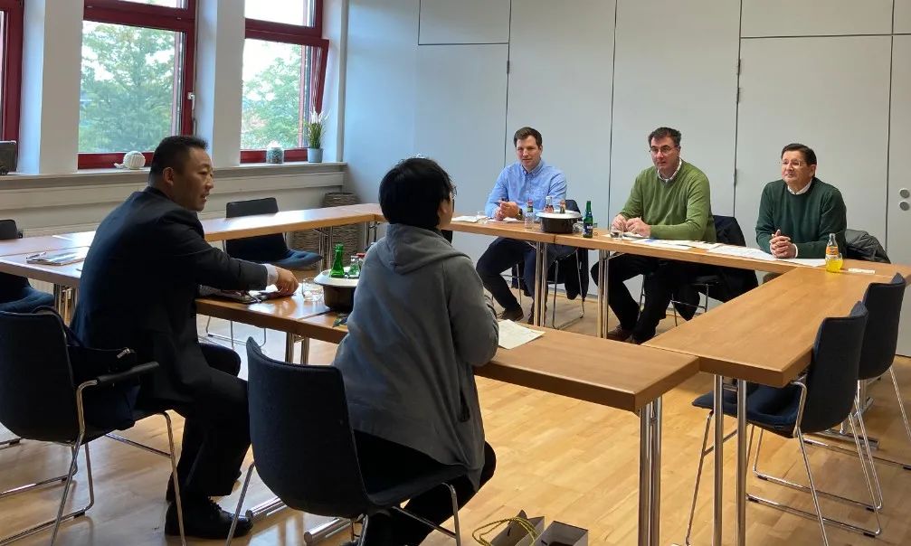 CRAchinaracing's tweet photo. A visit to the famous Hannoveraner Verband by Chinese delegates https://t.co/vxeR8OIdwd