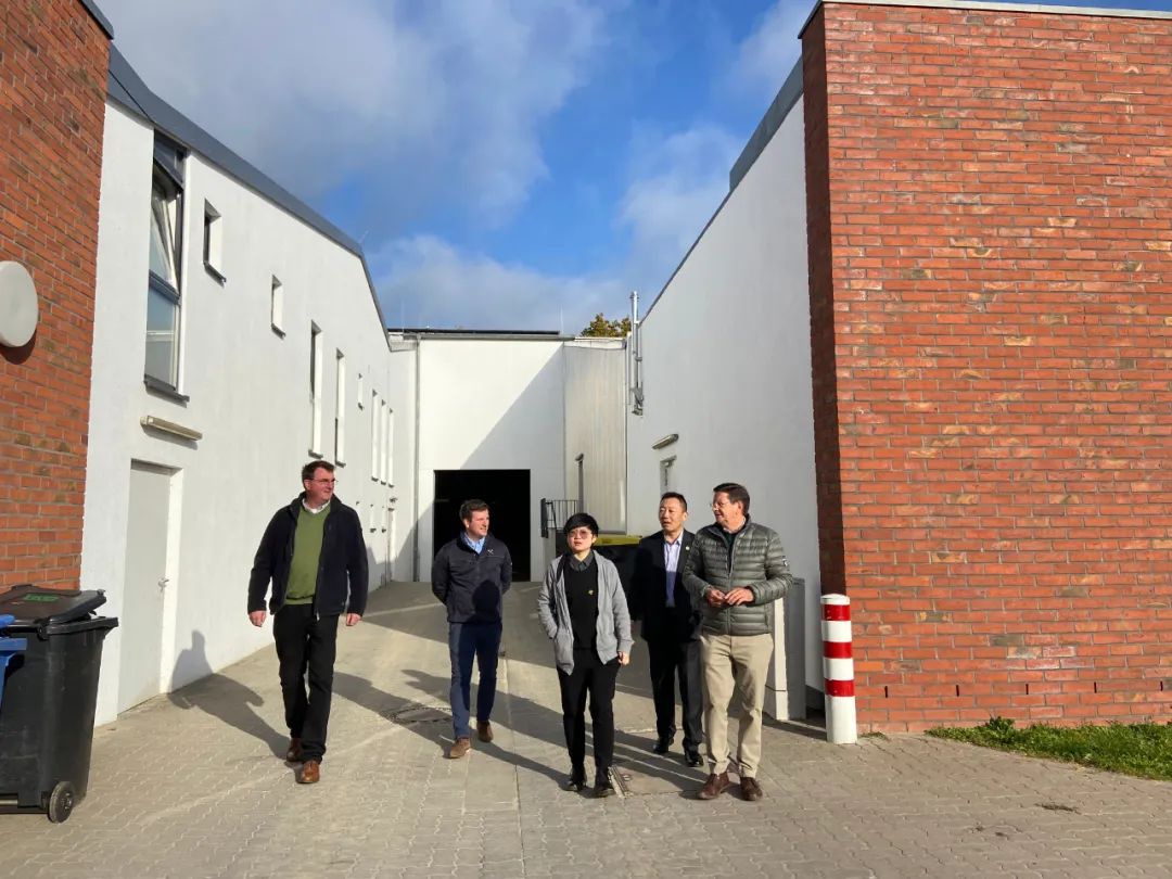 CRAchinaracing's tweet photo. A visit to the famous Hannoveraner Verband by Chinese delegates https://t.co/vxeR8OIdwd