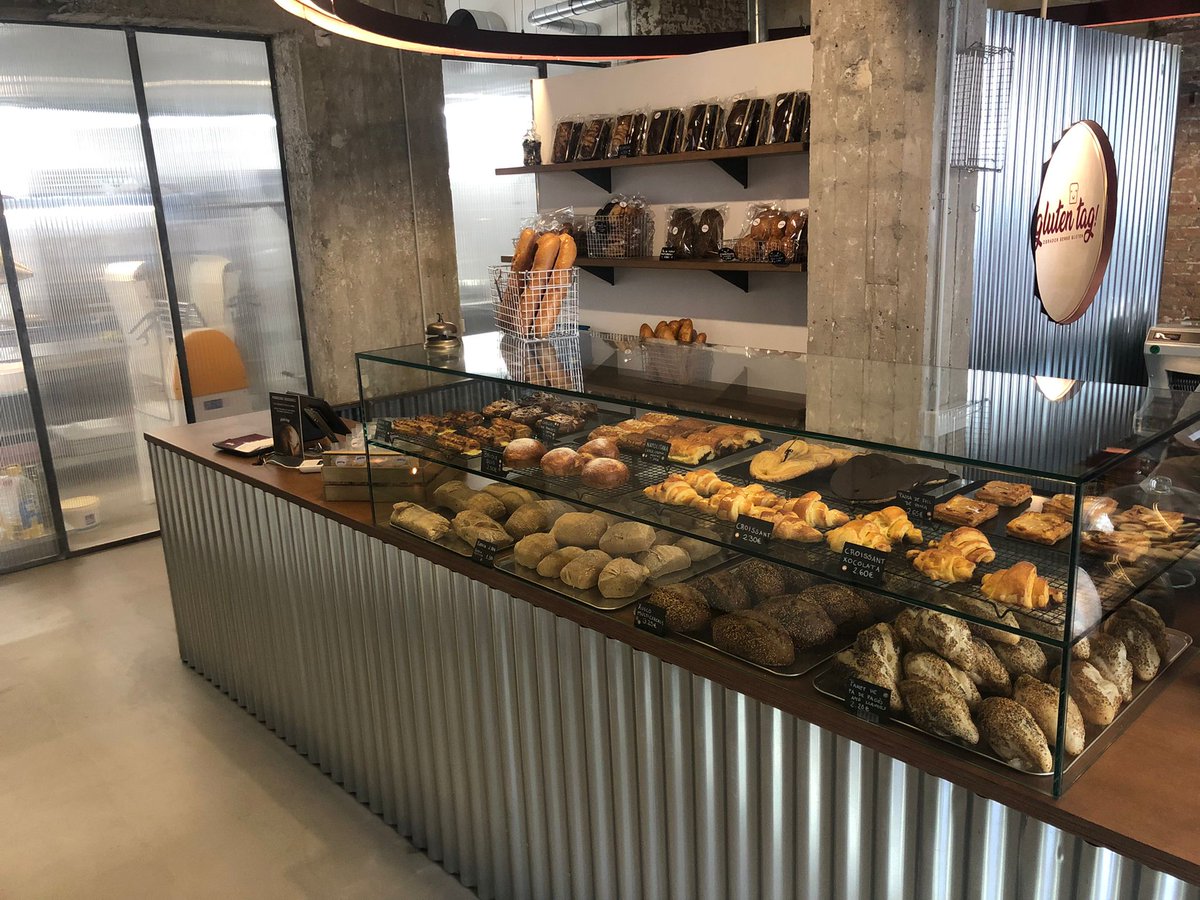 10Ricardet's tweet image. Un amic ha obert un forn de pa sense gluten a travessera de gràcia 173. Davant la biblioteca de Gràcia. Si ets celíac o intolerant al gluten o coneixes a algú que ho sigui envia-li aquest missatge perqué tenen molts productes que us poden interessar