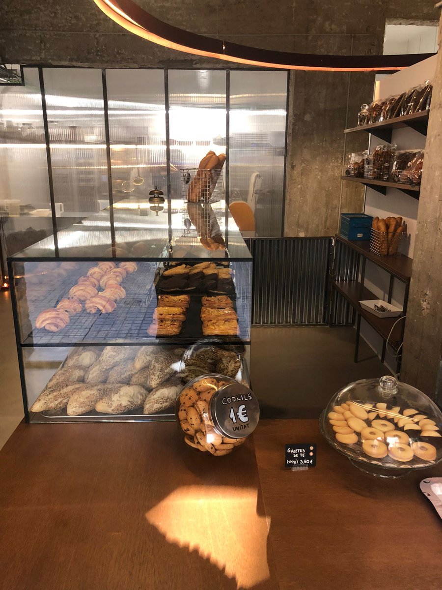 10Ricardet's tweet image. Un amic ha obert un forn de pa sense gluten a travessera de gràcia 173. Davant la biblioteca de Gràcia. Si ets celíac o intolerant al gluten o coneixes a algú que ho sigui envia-li aquest missatge perqué tenen molts productes que us poden interessar