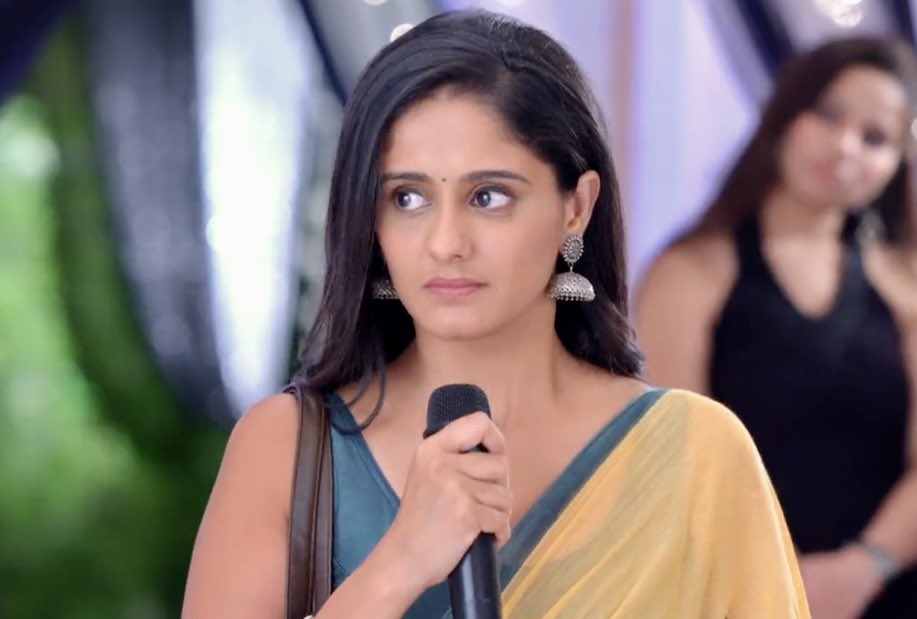 MsMostlyLame's tweet photo. She had a chance to nicely give it back. If it was teenager Sai, she would've dragged them w/o caring much. This Sai is different. She has grown into mature, wise lady who subtly tells the truth. This is GROWTH. Ayesha did really well!❤

#AyeshaSingh
#GhumHaiKisikeyPyaarMeiin https://t.co/T1KZmSkc1j
