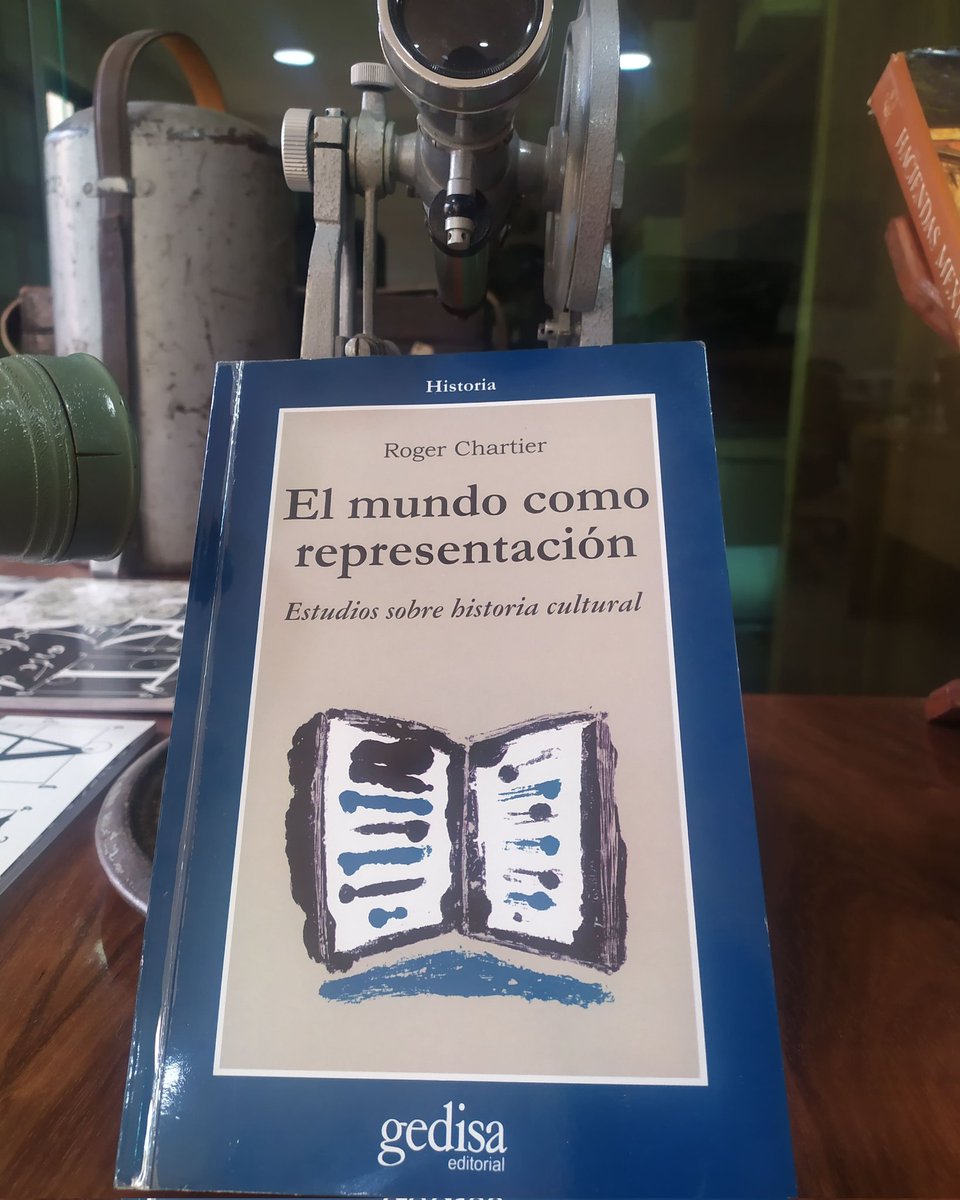Ferrogalico's tweet photo. SIN LUGAR A DUDAS fue, es y será uno de mis libros favoritos, de aquellos que marcan tu vida, no solo profesional -académica, si no de construcción personal. Mi corazón siempre con #RogerChartier https://t.co/vuprnlHqVJ