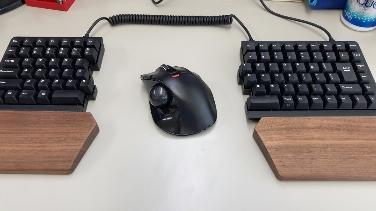 hidemanxx's tweet photo. MD770の購入に合わせて慌てて買ったパームレストと合わせて、キーボードの間にマウスを置くことで位置が定まった

トラックボールマウスに切り替えておいて良かった
#MD770 #分割キーボード https://t.co/ypAE7mxhzZ