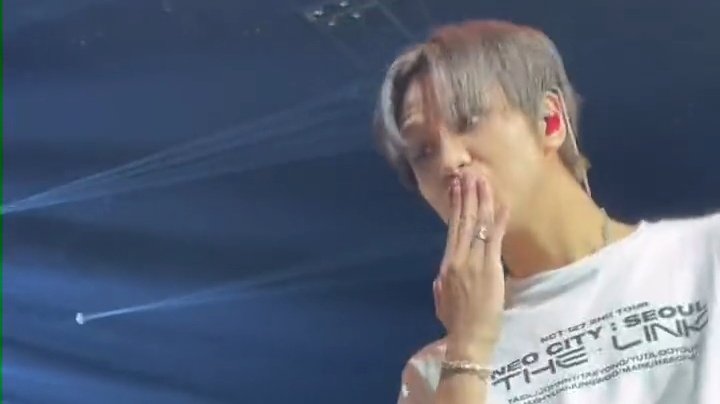 haechanprints's tweet photo. haechan gave a flying kiss to fans 😭 https://t.co/niuMEhoqxx