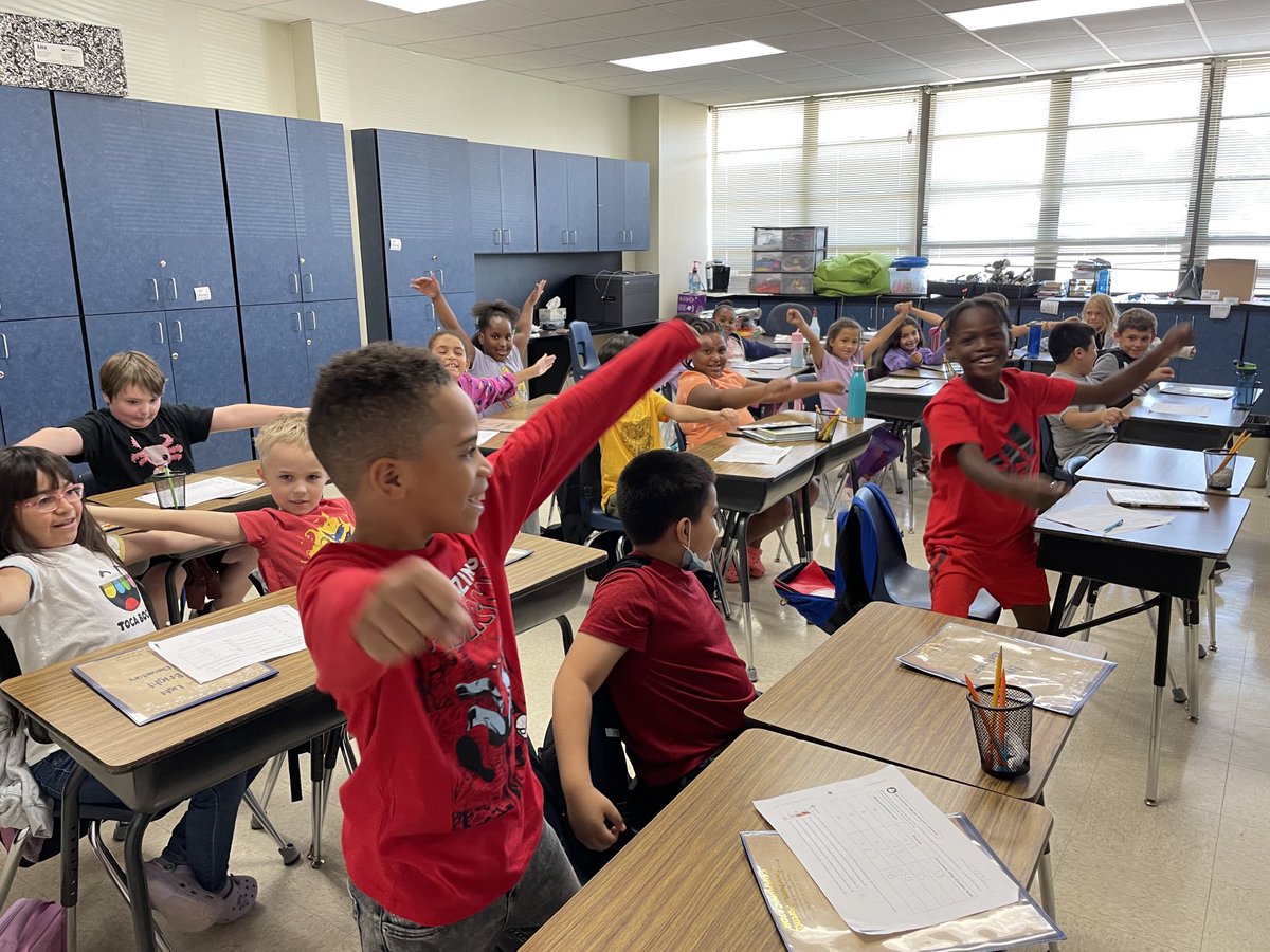 DocAmandaWalker's tweet image. Students demonstrating columns (like goal posts) and rows (like a row boat)! #rugelallin