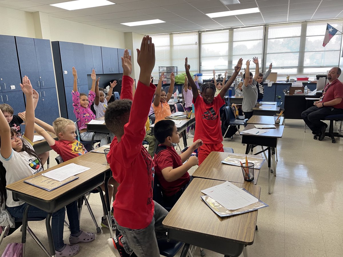 DocAmandaWalker's tweet image. Students demonstrating columns (like goal posts) and rows (like a row boat)! #rugelallin