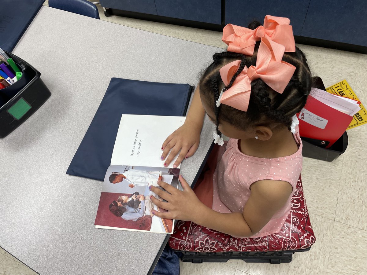 DocAmandaWalker's tweet image. Practicing our reading! #rugelallin