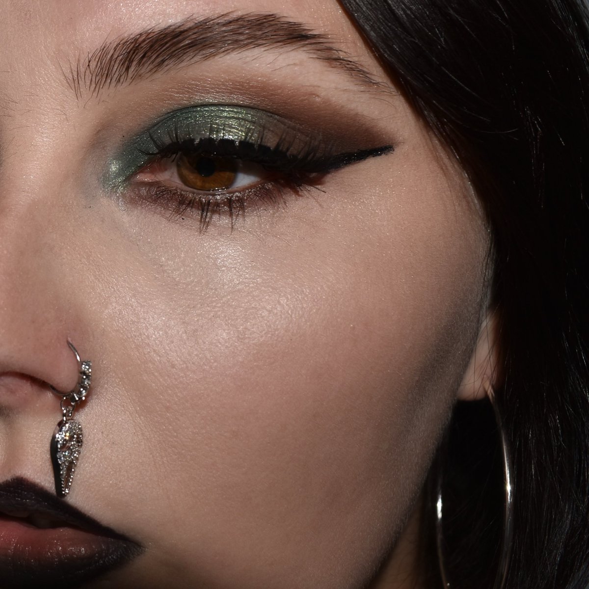 momnglow's tweet photo. Half goddess, half hell ✨🔥first fall inspired makeup look of the season!
• @ABHcosmetics Brow Freeze & Magic Touch Concealer
• @MeltCosmetics Smoke Sessions Palette
• 💄 Black lip liner paired with @hudabeautyshop Demi Matte ‘DaySlayer’
#abhbrows #hudabeauty #makeuplover https://t.co/LwS1MHtAbK