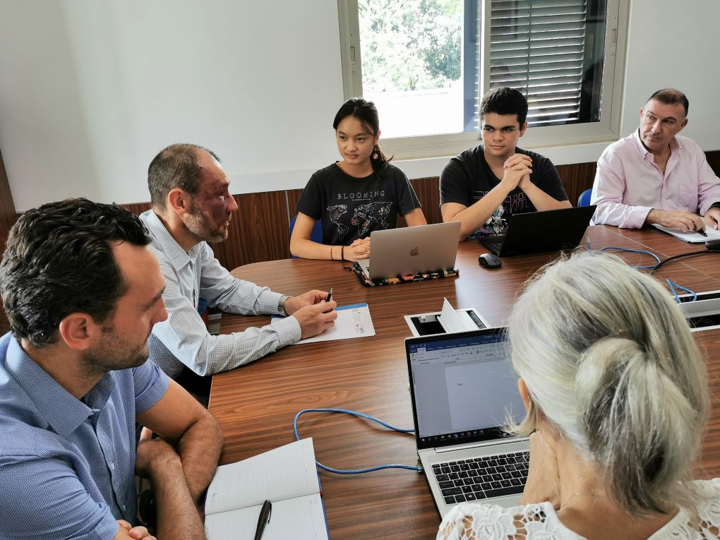 lfiduras's tweet photo. Jeudi matin s'est déroulée la première réunion de travail du CVLC du #LfiDuras avec les élèves nouvellement élus.
Au programme présentation des différents projets pour l'année 2022/2023 et préparation de la répartition des délégués dans les différentes instances. https://t.co/xUl4DZJAc6