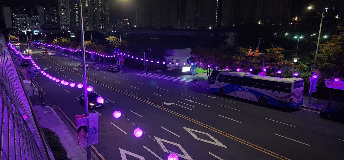 mubai__jk's tweet photo. ปูซานตอนนี้คืออะไรๆกะเปนสีม่วงหมด เว่อปะ https://t.co/vS2M57v188