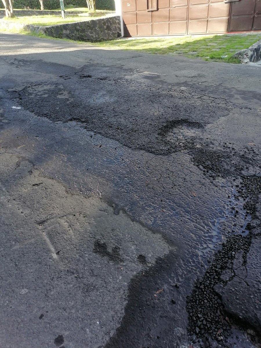 jogapi's tweet image. @SacmexCDMX @TlalpanAl @TlalpanVecinos calle becal esquina Hocaba fuga de agua