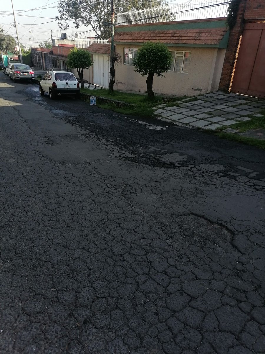 jogapi's tweet image. @SacmexCDMX @TlalpanAl @TlalpanVecinos calle becal esquina Hocaba fuga de agua