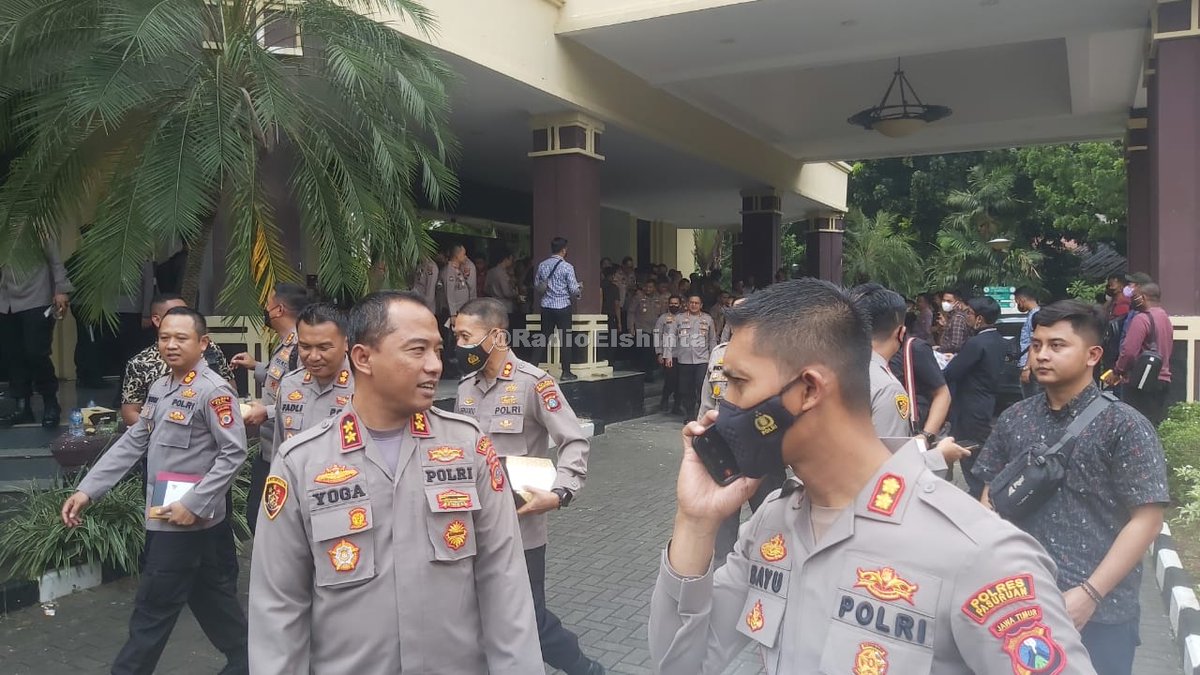 RadioElshinta's tweet photo. Pejabat Tinggi Mabes Polri, seluruh Kapolda dan seluruh Kapolres se-Indonesia siang ini berkumpul di Perguruan Tinggi Ilmu Kepolisian Kebayoran Baru, Jakarta Selatan untuk berangkat bersama memenuhi panggilan Presiden Jokowi, Jumat (14/10) Siang. 📸 Rap
#SimakElshinta https://t.co/juVRubkODS